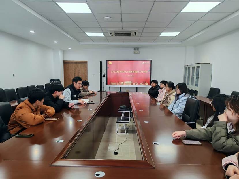 会议室里的人们 AI 生成的内容可能不正确。