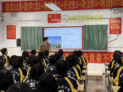 队员6在台上宣讲